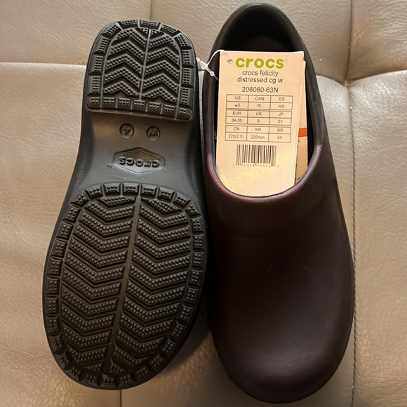 Crocs, Felicity, distressed, comfort, shoes.  Burgundy/brownish color size 5M. - Picture 4 of 4